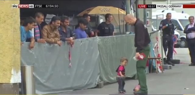 3岁难民溺亡海滩 德警察陪4岁难民儿童踢足球