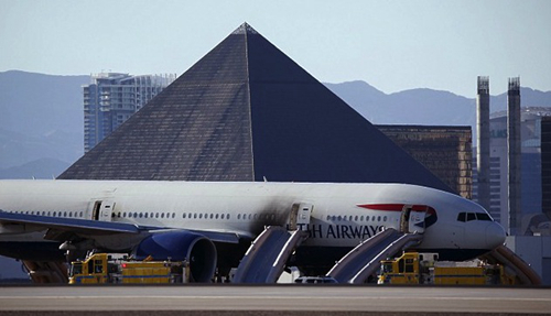 英航波音777在拉斯维加斯机场起飞时着火 场面