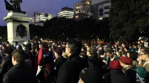 新西兰民众雨夜集会为难民争取配额