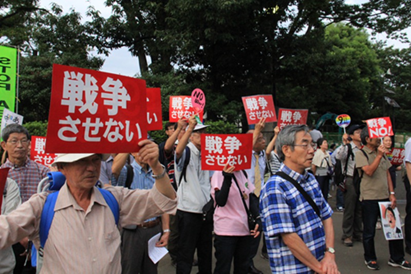 手持"反对战争"等标语举行集会,强烈抗议日本政府欲强行通过安保法案