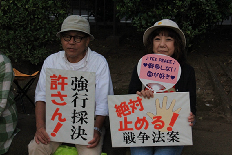 当天下午日本民众在国会附近集会手持"反对战争"等标语举行集会,强烈