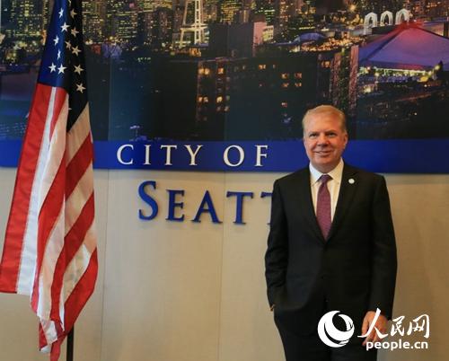 当地时间9月14日，西雅图市长埃德・默里在办公室接受了人民日报、人民网记者专访。（人民网 韩莎莎摄）