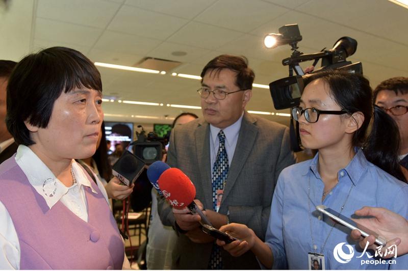 陈霞芬接受人民网等媒体记者采访。人民网记者 何小燕 摄