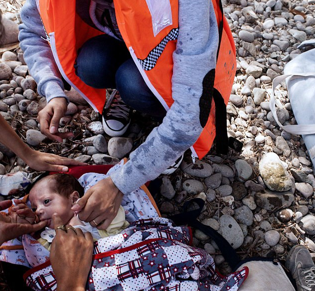 高清:叙利亚难民夫妇将双胞胎婴儿装进提包偷