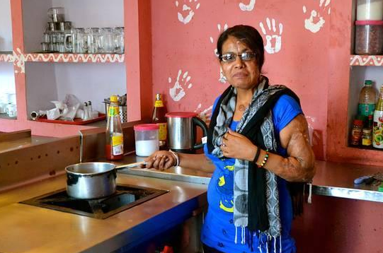 印度一咖啡厅专招被泼硫酸致毁容女孩为店员