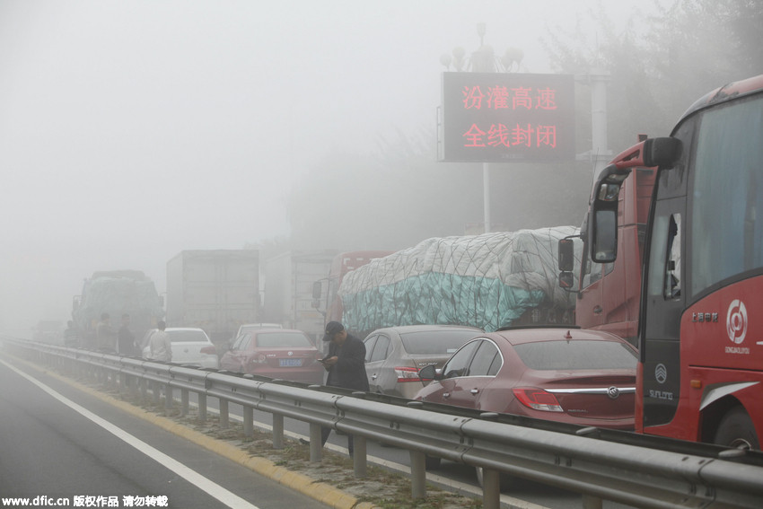 大雾漫天致江苏多地高速公路封闭