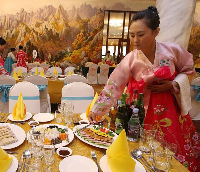朝鲜女服务员盛装为离散家属宴会服务(高清)