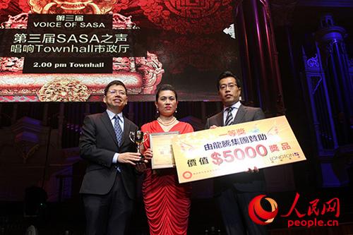 中国驻悉尼总领馆副总领事童学军(左)与澳大利亚龙腾集团董事长王建光(右)为冠军张伟联(中)颁奖(人民网记者 盛楚宜 摄)