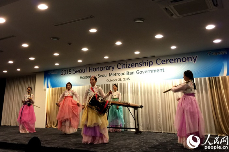 2015年度“首尔荣誉市民”颁奖仪式在世宗文化会馆内隆重举行。（拍摄：夏雪）