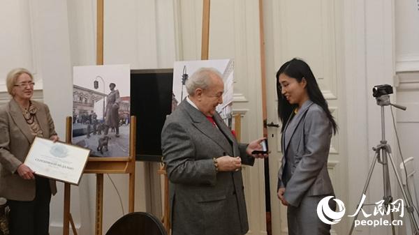 俄罗斯艺术科学院院长采列捷利向韩晓星颁发奖章。
