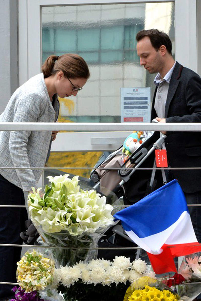 韩国民众赴法国大使馆献花祈福 悼念恐袭遇难