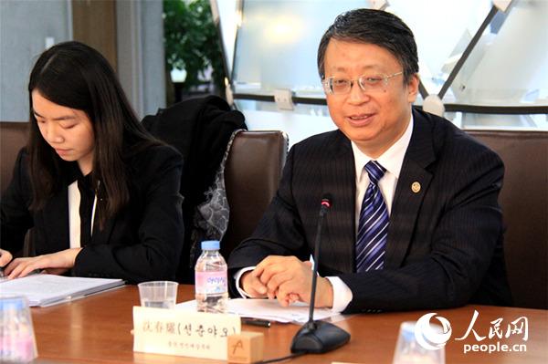 全国人大常委会副秘书长沈春耀在韩国峨山政策研究院主办的座谈会上发言。摄影陈尚文