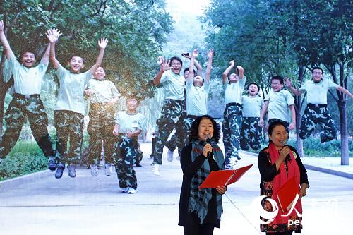 受益代表黄晓丽(左)、阿紫朗诵了阿紫创作的诗歌《我们拥有一个共同的心愿》。