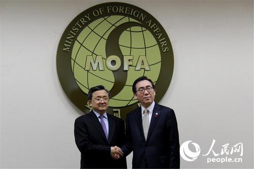 2015年12月22日，韩国首尔，中韩海域划界首轮会谈举行。中国外交部副部长刘振民（左）与韩国外交部第二次官赵兑烈出席会谈。 陈尚文摄