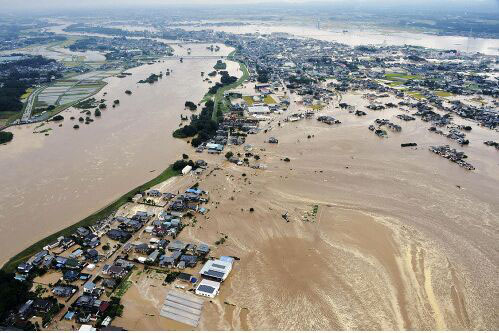 日本关东地区茨城县常总市的鬼怒川受暴雨影响9月10日决堤,15人在洪水