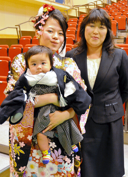日本成人节活动不乏抱娃女学生(高清)