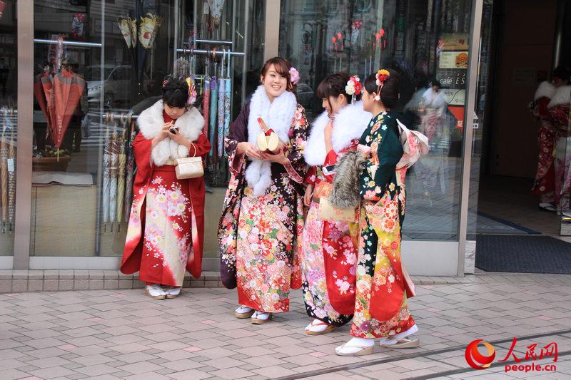 日本年轻人穿和服参加成人式 扮靓街头 国际 人民网