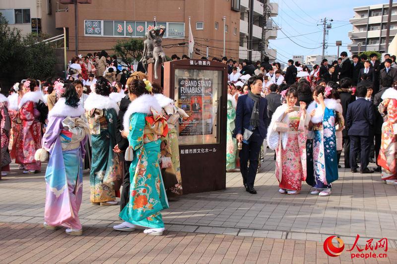 日本年轻人穿和服参加成人式 扮靓街头