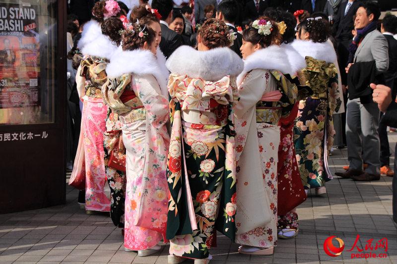 日本年轻人穿和服参加成人式 扮靓街头 国际 人民网