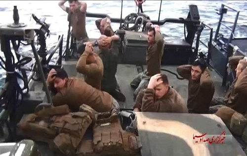 扣押的10名美国海军水兵,同时还公布了这些军人在甲板上蹲着举手投降