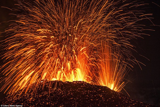 摄影师拍摄火山喷发 宛如末日之火