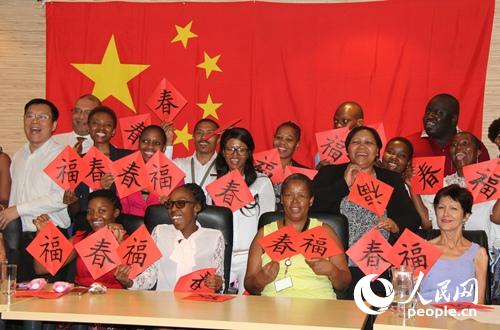 南非官员展示自己的中国书法作品。 人民网记者 李志伟摄