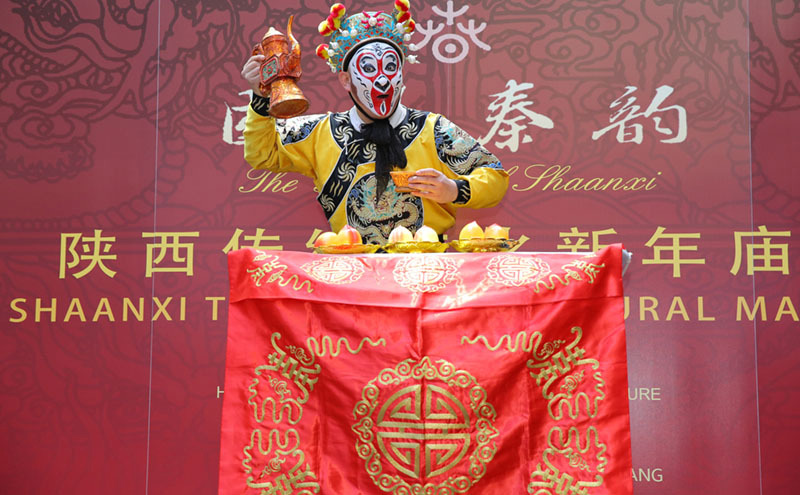 人民网悉尼2月7日电(贺吉)2016欢乐春节国风秦韵陕西传统文化新年庙会6日在悉尼举行。 本次活动由陕西省文化厅主办、澳丰集团和陕西锦唐承办。中国驻悉尼总领事馆文化参赞翟徳玉、陕西文化厅副处长赵晓强、澳洲宋庆龄基金会陈星惠、澳丰集团董事长冯敦平出席并为开幕剪彩。 此次新年庙会活动将从2月6日持续到2月10日。