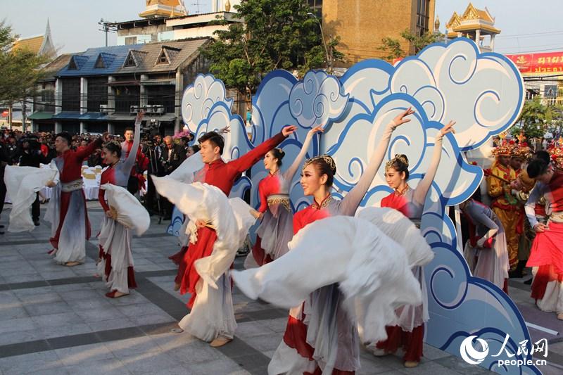 来自中国东方歌舞团的舞者们带来表演《盛世鸿姿》，扇裙摇摆、绸带飞扬，舞蹈如行云流水般柔美。俞懿春摄
