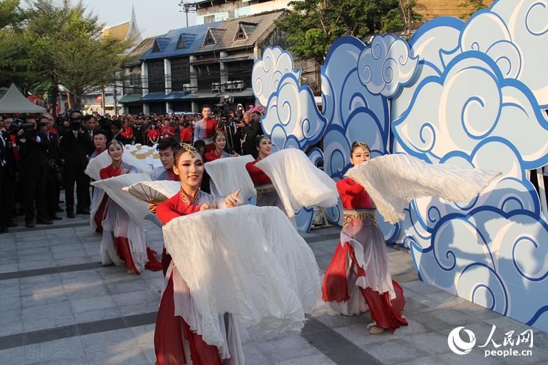 来自中国东方歌舞团的舞者们带来表演《盛世鸿姿》。俞懿春摄