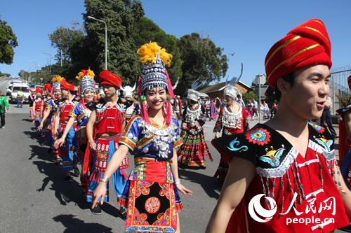 中国青年演员们出现在迪亚士艺术节彩妆游行队伍的最前列。 人民网记者李志伟摄
