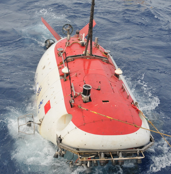  2015年2月3日，“蛟龙”号载人潜水器在入水下潜。当日，中国载人潜水器“蛟龙”号在西南印度洋迎来第100次下潜。  新华社记者 张旭东 摄
