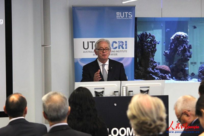 2、澳大利亚前贸易部长安德鲁?罗布在悉尼科技大学澳中关系研究院交流会上发表主题演讲(摄影 盛楚宜)