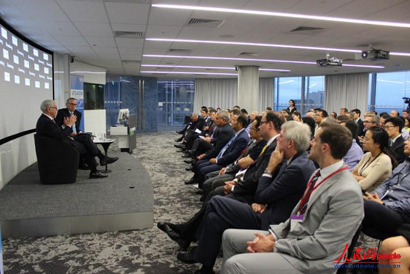 1、澳大利亚前贸易部长安德鲁?罗布在悉尼科技大学澳中关系研究院交流会上发表主题演讲(摄影 盛楚宜)