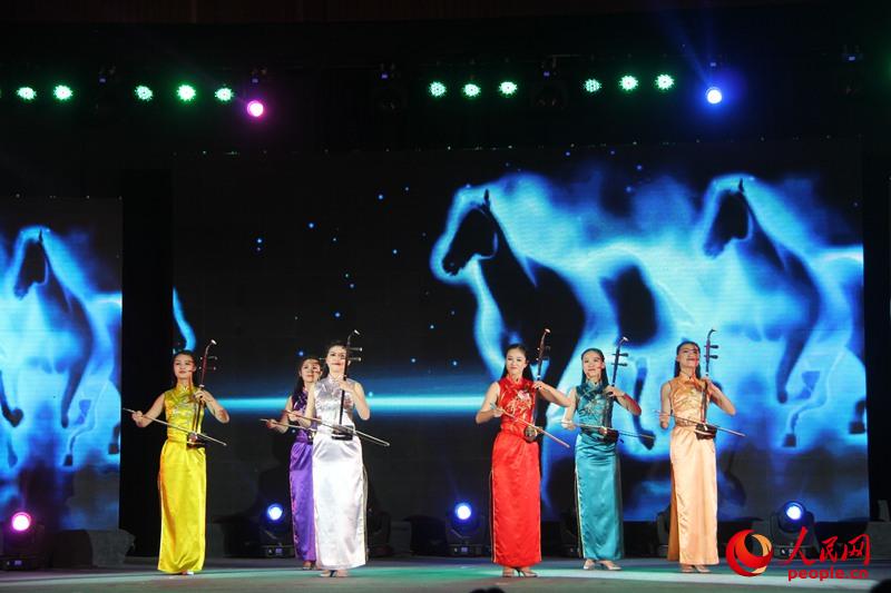 舞乐杂技演出三大部分,来自中国的艺术家们表演了二胡齐奏《万马奔腾