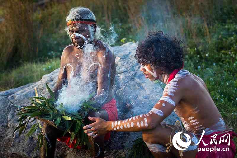 2、体验澳大利亚土著文化――观悉尼原住民祭祀舞蹈表演（摄影 蒋国禧）