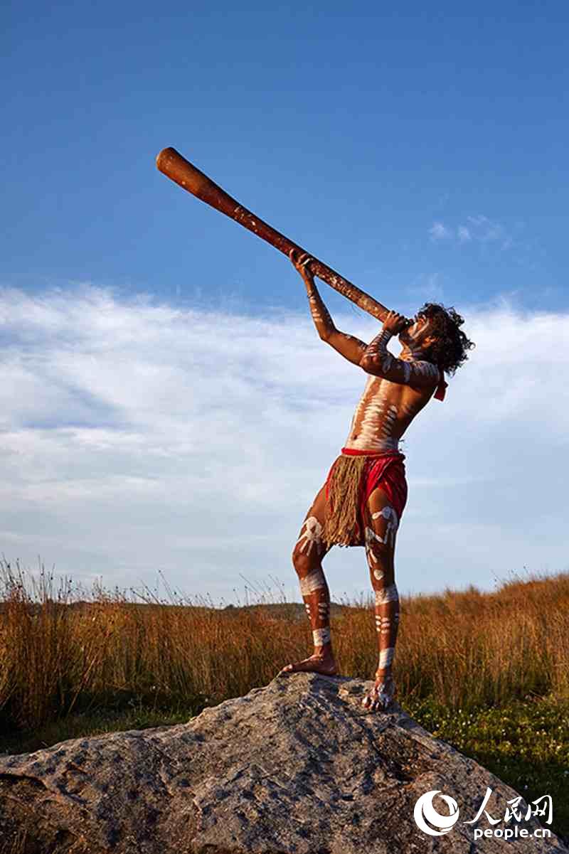 5、体验澳大利亚土著文化――观悉尼原住民祭祀舞蹈表演（摄影 张先启）