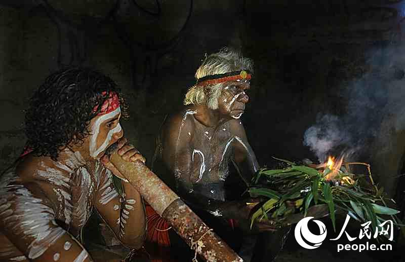 4、体验澳大利亚土著文化――观悉尼原住民祭祀舞蹈表演（摄影 谢大才）