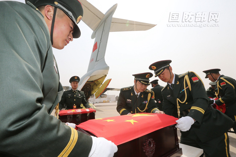 高清:第三批在韩志愿军烈士遗骸回国 歼-11护航