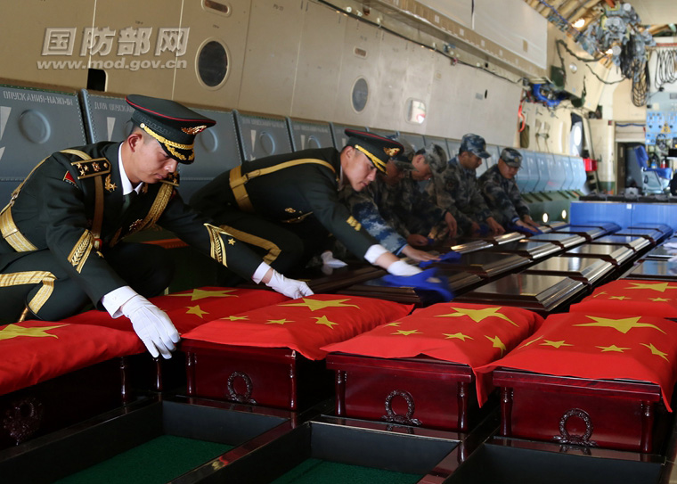 高清第三批在韩志愿军烈士遗骸回国歼11护航16