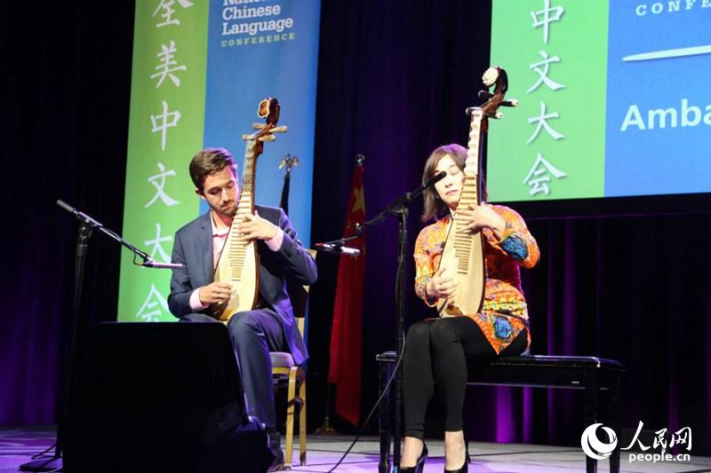 美国当地学生亨利·奈特与琵琶老师吴蛮进行琵琶表演.