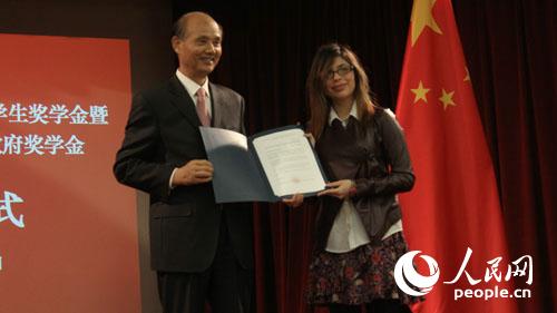中国驻旧金山总领事罗林泉为2016-2017中国政府奖学金获得者颁奖。