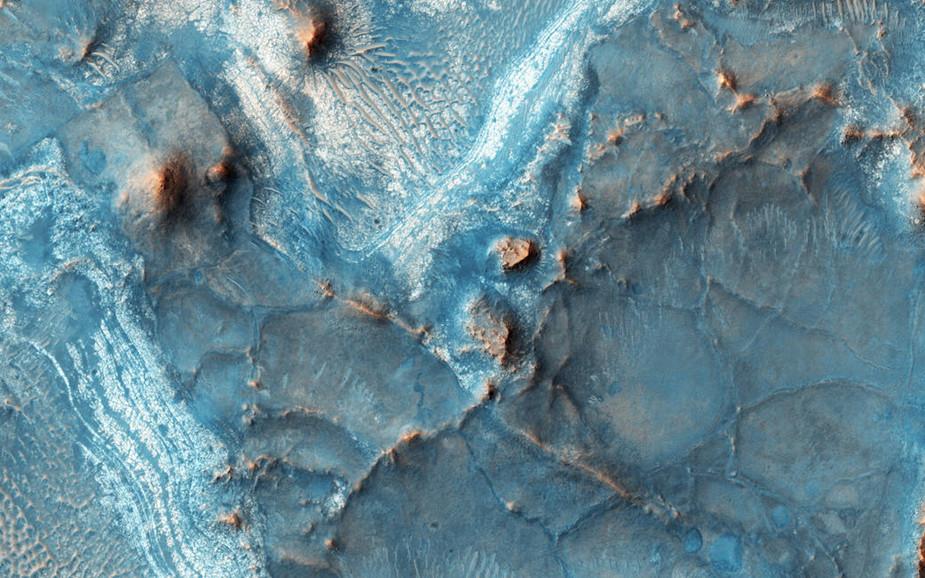 NASA观测火星地貌：地表崎岖起伏 色彩丰富多样（图）