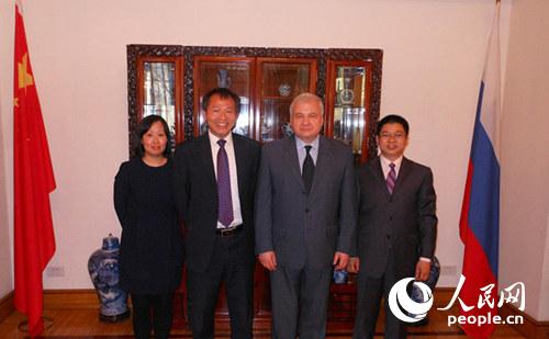 俄罗斯驻华大使安德烈・杰尼索夫（左三）与人民日报记者合影。