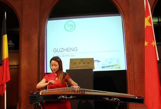 在孔子学院成立揭幕仪式上进行古筝表演。记者任彦摄