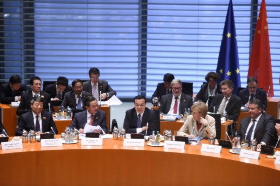 2014年10月10日，李克强同默克尔在柏林共同主持第三轮中德政府磋商。