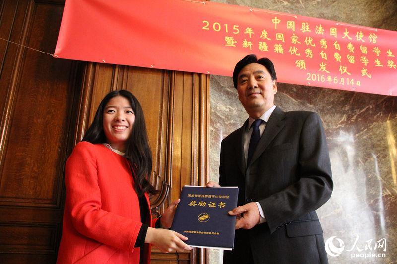中国驻法国大使翟隽向获奖者颁奖。李永群摄