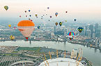 伦敦热气球点缀泰晤士河