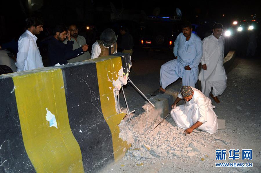 7月27日，在巴基斯坦西南部城市奎达，安全人员检查爆炸现场。新华社发（伊尔凡 摄）