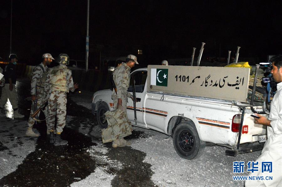 7月27日，在巴基斯坦西南部城市奎达，安全人员检查一辆在爆炸中被毁坏的车辆。新华社发（伊尔凡 摄）