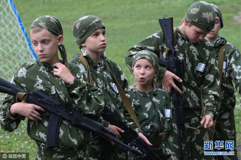 俄罗斯儿童脸涂迷彩手持步枪 战斗民族从娃娃